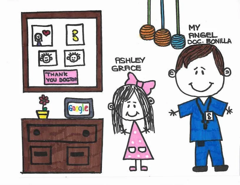 Dibujo colorido con marcadores de Ashley Grace, que se representa como una niña con vestido rosa de pie junto a una figura de palitos del Dr. Arturo Bonilla con ropa quirúrgica azul, rotulada «Mi ángel, Doc. Bonilla», en un consultorio médico con un cartel que dice «Gracias, doctor» y un dispositivo Google sobre una cómoda: un homenaje alegre e imaginativo después de la reconstrucción de oreja por microtia