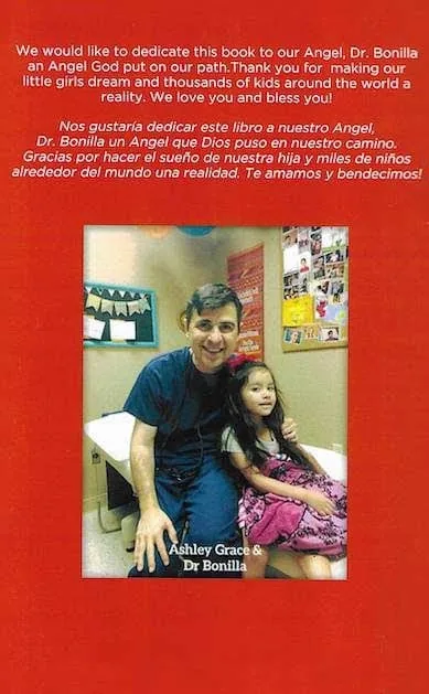 Contraportada de un libro dedicado al Dr. Arturo Bonilla tanto en inglés como en español por la familia de Ashley Grace, con una fotografía de una niña junto al Dr. Bonilla, que lo llama un ángel que Dios puso en su camino por hacer realidad los sueños de miles de niños con microtia
