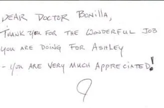 Nota escrita a mano al Dr. Bonilla que expresa un profundo agradecimiento por el maravilloso trabajo que está haciendo por una paciente llamada Ashley