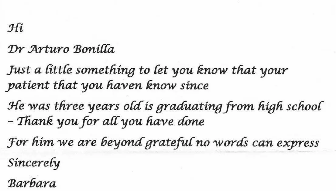 Carta mecanografiada de una madre llamada Barbara, que informa al Dr. Arturo Bonilla que el paciente a quien conoce desde los tres años ahora se gradúa de la escuela secundaria y expresa una gratitud infinita: una carta al Dr. Arturo Bonilla con noticias de un momento importante de una familia agradecida desde hace muchos años por la cirugía de microtia