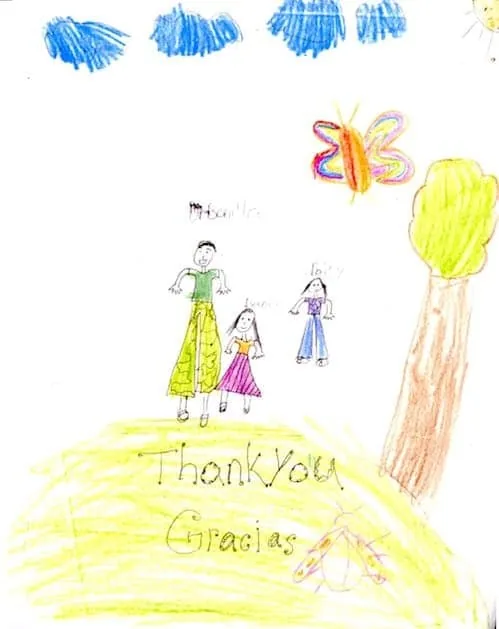Dibujo infantil con crayones que muestra figuras rotuladas con el nombre del Dr. Bonilla junto a una mariposa y un árbol de colores, con «Gracias» escrito tanto en inglés como en español: un regalo bilingüe de agradecimiento al Dr. Arturo Bonilla de un paciente agradecido que se sometió a cirugía de microtia