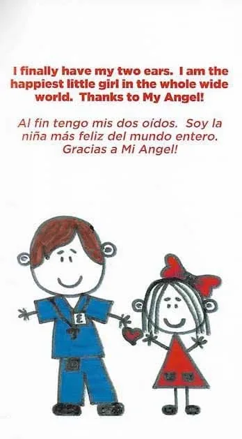 Tarjeta bilingüe en inglés y español, con dos ilustraciones sonrientes de figuras de palitos de un doctor y una niña pequeña tomados de la mano, con un texto que declara «Por fin tengo mis dos orejas. Soy la niña más feliz de todo el mundo. Gracias a mi ángel»: una alegre celebración de la reconstrucción por microtia regalada al Dr. Arturo Bonilla