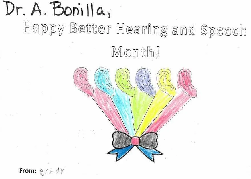 Dibujo infantil con crayones de Brady, con seis orejas de colores abiertas en abanico como un ramo de arcoíris atado con un lazo, que desea al Dr. Arturo Bonilla un feliz mes de una mejor audición y habla: un regalo de agradecimiento con temática de celebración de un paciente agradecido que se sometió a cirugía de microtia