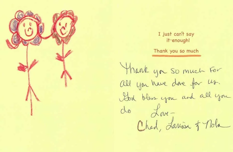 Tarjeta amarilla de Chad, Larissa y Nola, con dos alegres personas-flor sonrientes dibujadas con crayones y tomadas de la mano, junto a una nota manuscrita que agradece al Dr. Arturo Bonilla todo lo que ha hecho y pide a Dios que lo bendiga: un regalo cálido e imaginativo de una familia agradecida por la cirugía de microtia