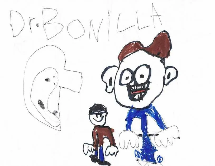 Dibujo infantil con marcadores rotulado Dr. BONILLA, con una gran cara de caricatura de ojos y dientes grandes, una figura más pequeña a su lado y el contorno de una oreja: un homenaje animado e imaginativo al Dr. Arturo Bonilla de un paciente agradecido que se sometió a cirugía de microtia