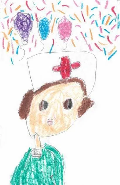 Retrato infantil con crayones de una figura sonriente con ropa quirúrgica verde azulada y un gorro blanco de enfermería con una cruz roja, rodeada de globos de colores y confeti, que parece mostrar una identificación que dice Dr. Bonilla: un homenaje festivo y de celebración al Dr. Arturo Bonilla de un paciente agradecido que se sometió a cirugía de microtia