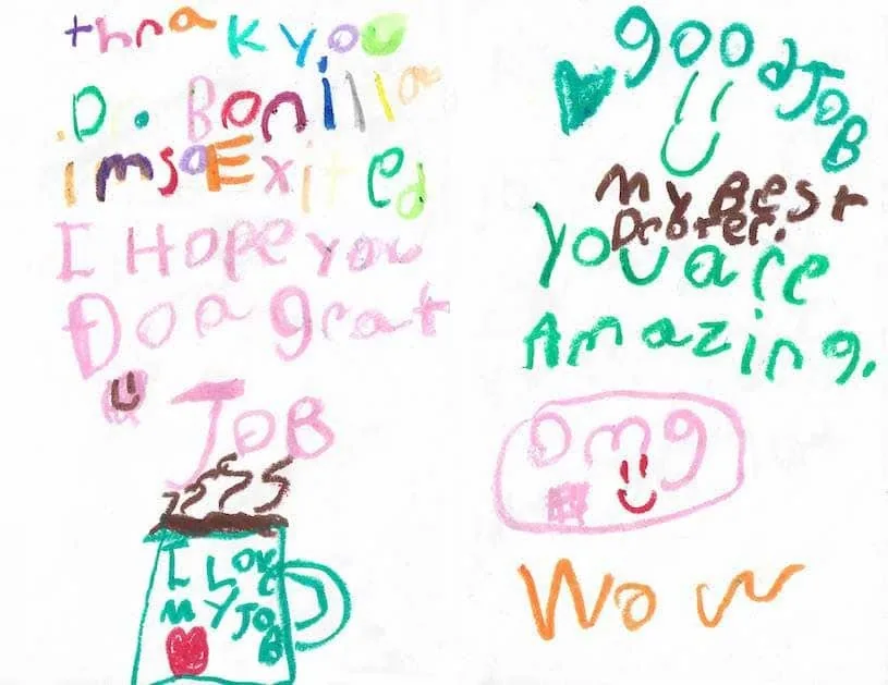 Tarjeta de crayones de vivos colores que le dice al Dr. Arturo Bonilla «Estoy muy emocionado. Espero que haga un gran trabajo» a la izquierda y «Buen trabajo, mi mejor doctor. Usted es increíble, guau» a la derecha, ilustrada con una taza que dice «Me encanta mi trabajo»: un homenaje entusiasta antes y después de la cirugía de un paciente joven con microtia