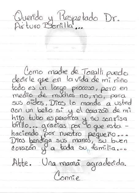 Carta escrita a mano en español dirigida al Dr. Arturo Bonilla por una madre llamada Connie, en nombre de su hijo Toralli, que expresa que Dios envió al doctor como una bendición para las orejas de su hijo y pide a Dios que bendiga sus manos y su buen corazón: un regalo de agradecimiento profundamente espiritual de una familia agradecida por la cirugía de microtia