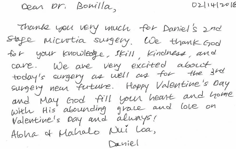 Carta de San Valentín escrita a mano, fechada el 14 de febrero de 2018, de un paciente llamado Daniel, que agradece al Dr. Arturo Bonilla su segunda etapa de cirugía de microtia y termina con Aloha y Mahalo Nui Loa, que indican las raíces hawaianas de la familia: un emotivo agradecimiento por la celebración al Dr. Arturo Bonilla de un paciente agradecido que se sometió a cirugía de microtia