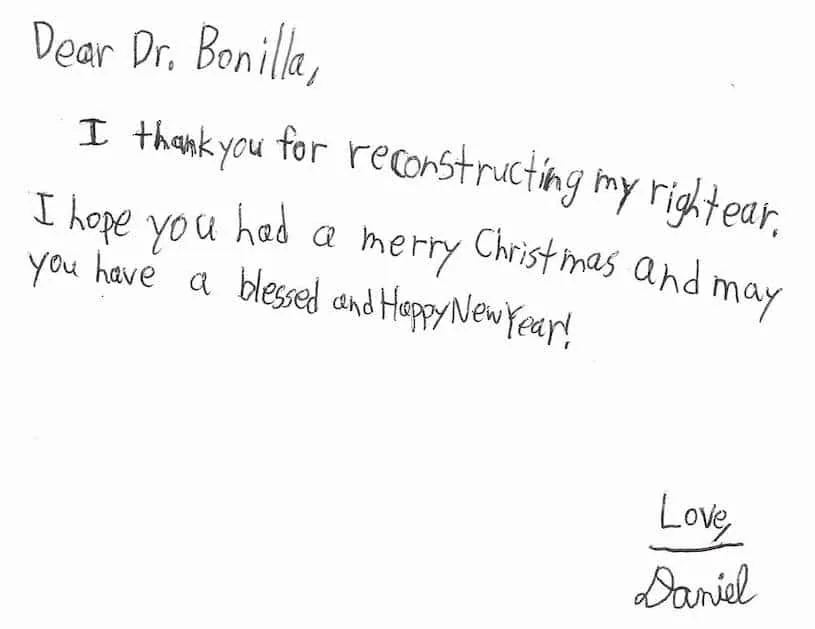 Carta escrita a mano de un niño llamado Daniel, que agradece al Dr. Arturo Bonilla haberle reconstruido la oreja derecha y le desea una bendecida Feliz Navidad y un Feliz Año Nuevo: una cálida nota por la celebración de un paciente agradecido que se sometió a cirugía de microtia