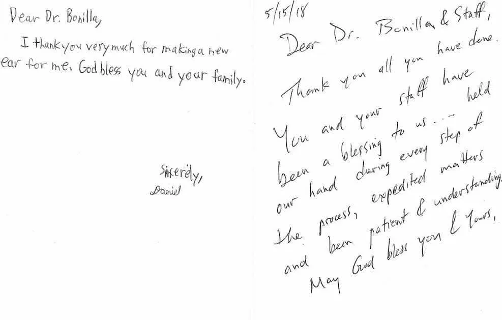 Carta escrita a mano por ambos lados, fechada el 15 de mayo de 2018, en la que el paciente Daniel agradece personalmente al Dr. Arturo Bonilla haberle hecho su nueva oreja, junto a una carta de uno de sus padres que elogia a todo el personal por su orientación y por ser una bendición durante todo el proceso de reconstrucción por microtia: un emotivo doble agradecimiento al Dr. Arturo Bonilla de un paciente agradecido que se sometió a cirugía de microtia y su familia