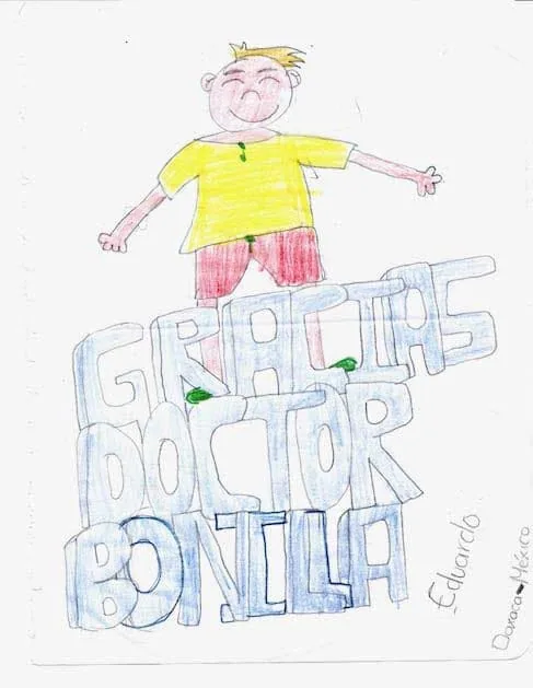 Dibujo infantil de Eduardo, de Durango, México, que muestra a un niño alegre de pie en actitud triunfal sobre grandes letras de imprenta que forman «Gracias Doctor Bonilla»: un llamativo regalo de agradecimiento en español al Dr. Arturo Bonilla de un paciente agradecido que se sometió a cirugía de microtia