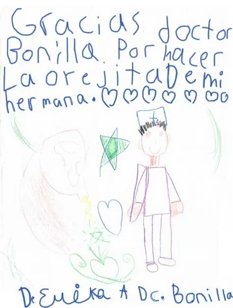 Dibujo infantil de Eurika en español que dice «Gracias doctor Bonilla por hacer la orejita de mi hermana», con una figura de palitos de un doctor con bata blanca y gorro quirúrgico, una gran oreja, una estrella y corazones: un colorido homenaje entre hermanos al Dr. Arturo Bonilla después de la cirugía de reconstrucción por microtia