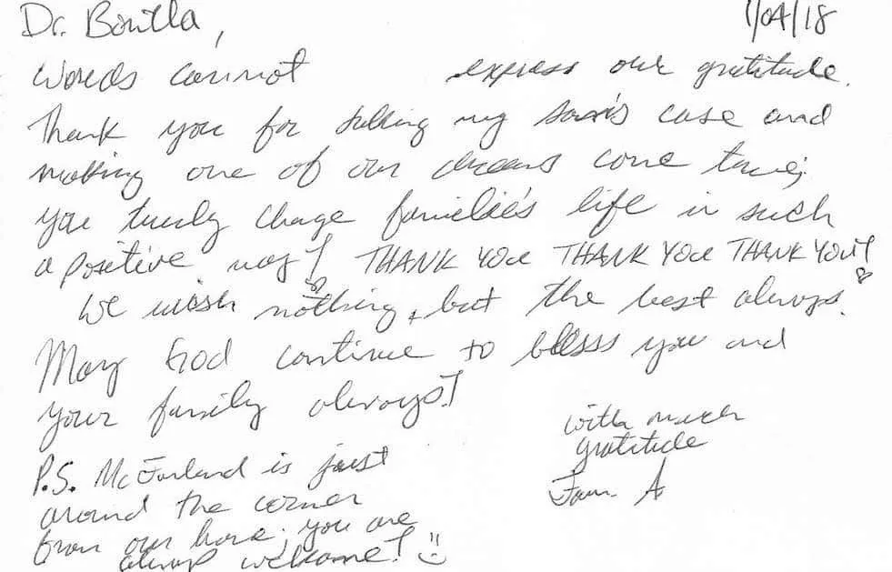 Carta escrita a mano, fechada el 4 de noviembre de 2018, de una familia que firma Fam A y expresa que el Dr. Arturo Bonilla aceptó el caso de su hijo e hizo realidad su sueño, y lo invita cordialmente a visitar McFarland: un efusivo y personal agradecimiento al Dr. Arturo Bonilla de una familia agradecida por la cirugía de microtia
