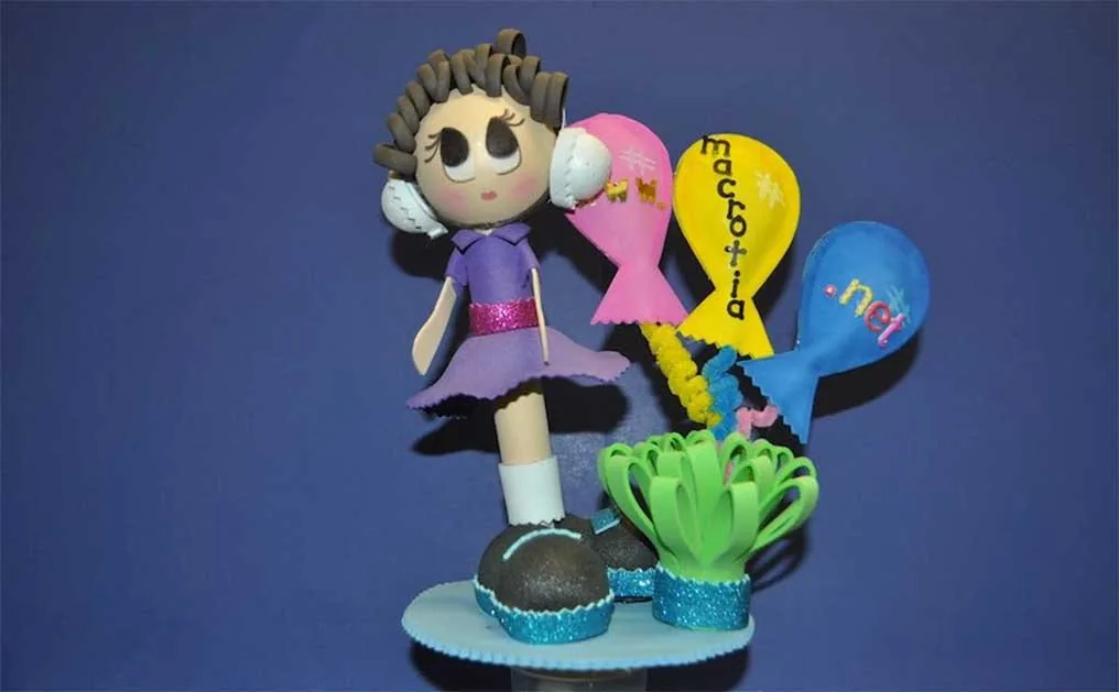Muñeca artesanal de gomaespuma que representa a una niña sosteniendo globos rotulados microtia y .net: un regalo escultórico único de agradecimiento al Dr. Arturo Bonilla de un paciente agradecido que se sometió a cirugía de microtia, en homenaje a su práctica microtia.net