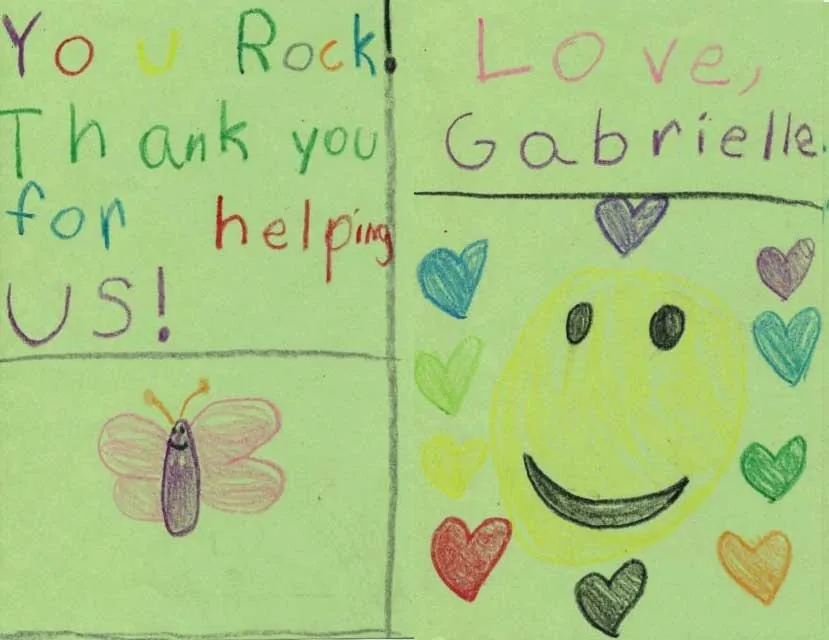 Tarjeta verde de agradecimiento escrita a mano por Gabrielle para el Dr. Bonilla, con una gran cara sonriente amarilla, corazones de colores y una mariposa morada
