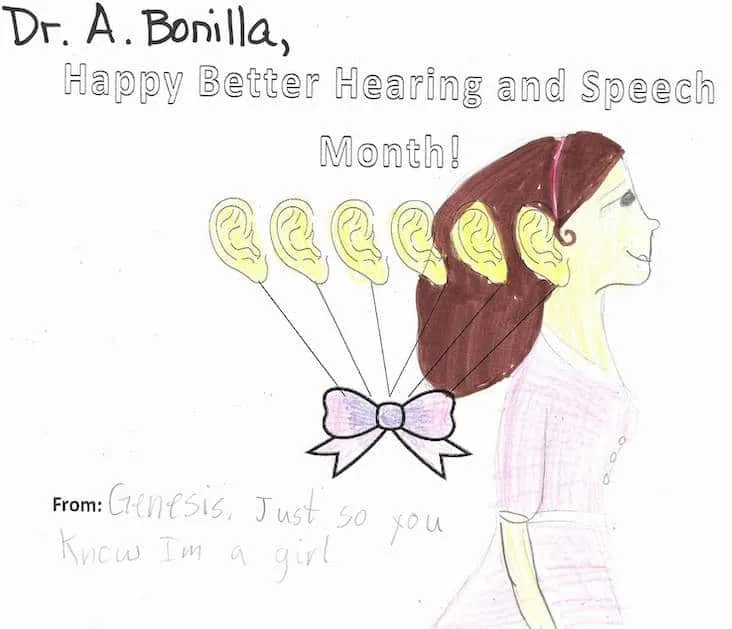 Dibujo infantil de Genesis, que muestra a una niña de perfil con cuatro globos en forma de oreja que flotan desde un lazo, y desea al Dr. Arturo Bonilla un feliz mes de una mejor audición y habla, con una nota que aclara «Para que lo sepa, soy una niña»: un encantador regalo personal de agradecimiento de una paciente agradecida que se sometió a cirugía de microtia