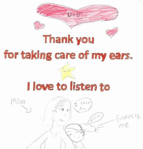 Dibujo infantil a lápiz y con crayones de Genesis, que se muestra abrazando a su madre, con globos de diálogo que dicen «Te quiero» y «Yo también», rodeadas de corazones y estrellas, con el mensaje «Gracias por cuidar mis orejas. Me encanta escuchar»: un tierno regalo de agradecimiento de temática familiar al Dr. Arturo Bonilla de una paciente agradecida que se sometió a cirugía de microtia