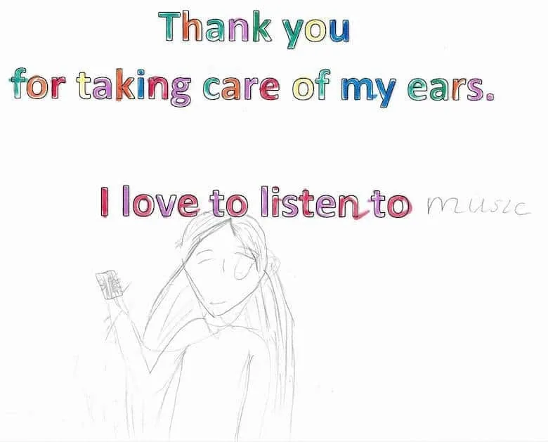 Dibujo infantil con lápices de colores de una niña que escucha música con auriculares, junto al texto colorido «Gracias por cuidar mis orejas. Me encanta escuchar música»: un regalo musical y personal de agradecimiento al Dr. Arturo Bonilla de un paciente agradecido que se sometió a cirugía de microtia