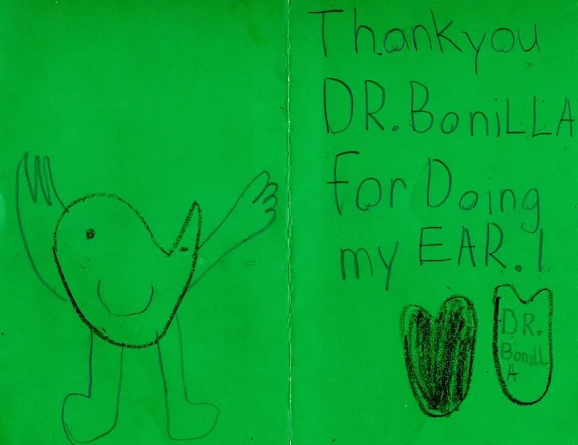 Tarjeta de agradecimiento verde brillante para el Dr. Bonilla, con un pájaro dibujado a mano y dos corazones negros con el nombre del doctor escrito dentro