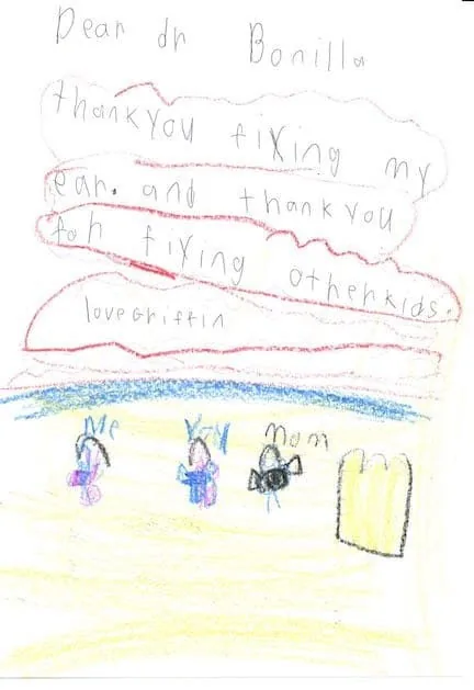 Dibujo infantil colorido de Griffin con una escena de playa que muestra a «Yo», «Usted» y «Mamá» de pie junto al mar, acompañado de una nota de agradecimiento al Dr. Bonilla «por arreglarme la oreja»