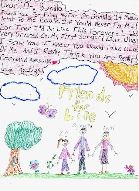 Dibujo infantil y carta escrita a mano por Haitlyn, que muestra a la propia niña, al Dr. Arturo Bonilla y a una figura llamada April con el rótulo «Amigos para toda la vida», y expresa que la cirugía de oreja por microtia la hizo sentirse cuidada: un regalo de agradecimiento profundamente personal de una paciente agradecida que se sometió a cirugía de microtia