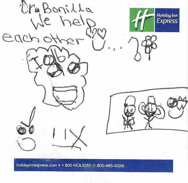 Dibujo infantil a lápiz en un bloc de notas de Holiday Inn Express, dirigido al Dr. Bonilla, que dice «Nos ayudamos mutuamente», con caras y figuras dibujadas durante la estancia de un viaje para la cirugía: un espontáneo regalo de agradecimiento durante el viaje al Dr. Arturo Bonilla de un paciente agradecido que se sometió a cirugía de microtia