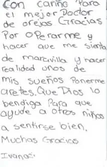 Carta escrita a mano en español por una paciente llamada Ivana, que agradece al Dr. Arturo Bonilla haberle operado la oreja, haberla hecho sentirse de maravilla y haber cumplido su sueño de usar aretes: un tierno regalo de agradecimiento en español de una paciente agradecida que se sometió a cirugía de microtia