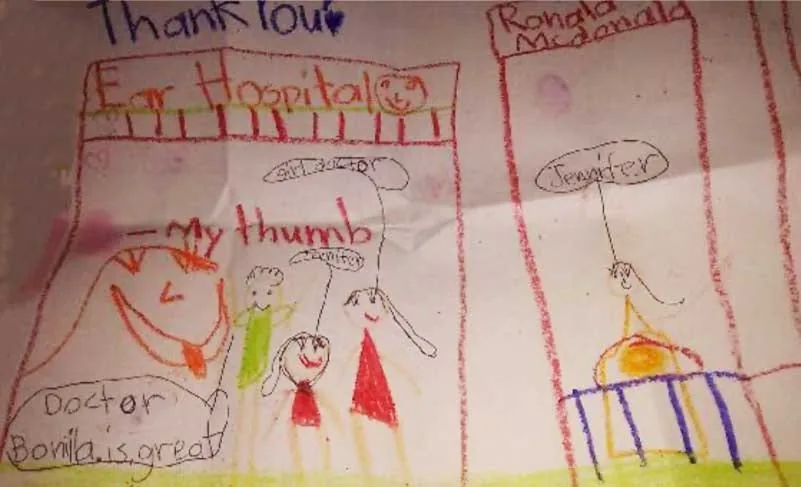 Dibujo infantil con crayones de Jennifer, que muestra un «Hospital de Orejas» con figuras de palitos rotuladas «el mejor doctor» y «el Doctor Bonilla es genial», junto a una Ronald McDonald House: un emotivo regalo de agradecimiento al Dr. Arturo Bonilla de una paciente agradecida que se sometió a cirugía de microtia y su familia
