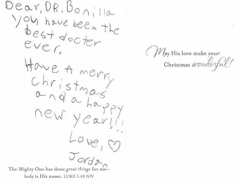 Tarjeta navideña de un niño llamado Jordan, que llama al Dr. Arturo Bonilla el mejor doctor de todos y le desea una Feliz Navidad, acompañada de un versículo bíblico impreso de Lucas 1:49: un saludo navideño lleno de fe de un paciente agradecido que se sometió a cirugía de microtia