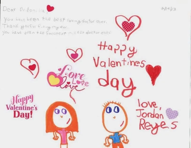 Tarjeta infantil de San Valentín de Jordan Reyes, fechada el 14 de febrero de 2013 y decorada con corazones y figuras de palitos, que agradece al Dr. Arturo Bonilla haberle arreglado la oreja y lo llama el doctor más dulce y amable de todos: un regalo de agradecimiento por la celebración de una paciente agradecida que se sometió a cirugía de microtia