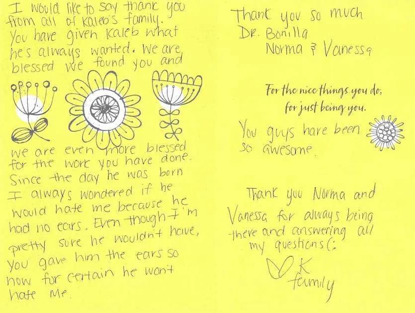 Tarjeta amarilla escrita a mano por la familia de Kaleb, que expresa una profunda gratitud al Dr. Arturo Bonilla, Norma y Vanessa, y comparte que desde el nacimiento temían que su hijo los odiara por no tener orejas, pero que el Dr. Bonilla le dio orejas: una tarjeta de agradecimiento profundamente emotiva al Dr. Arturo Bonilla de una familia agradecida por la cirugía de microtia