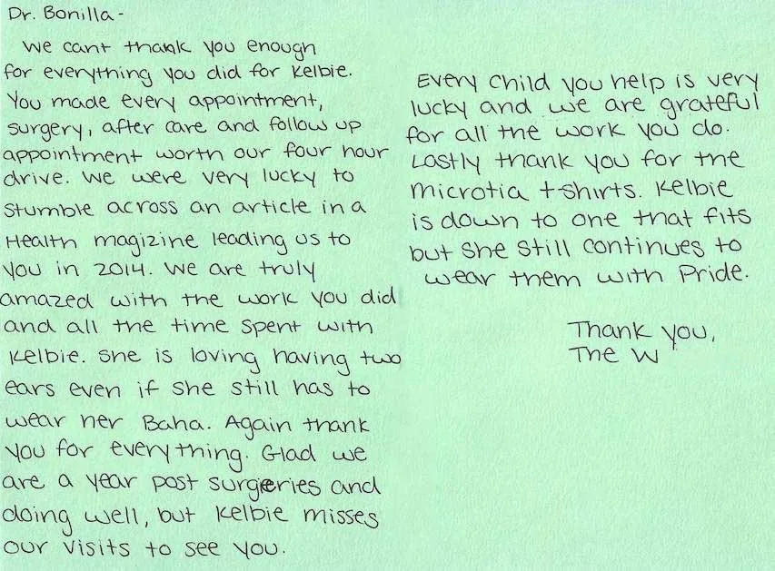 Carta escrita a mano de la familia de una paciente llamada Kelbie, que elogia al Dr. Arturo Bonilla por hacer que valiera la pena cada viaje de cuatro horas en automóvil y describe cuánto le gusta a su hija tener dos orejas después de su cirugía de reconstrucción por microtia: un emotivo agradecimiento escrito al Dr. Arturo Bonilla de una familia agradecida por la cirugía de microtia