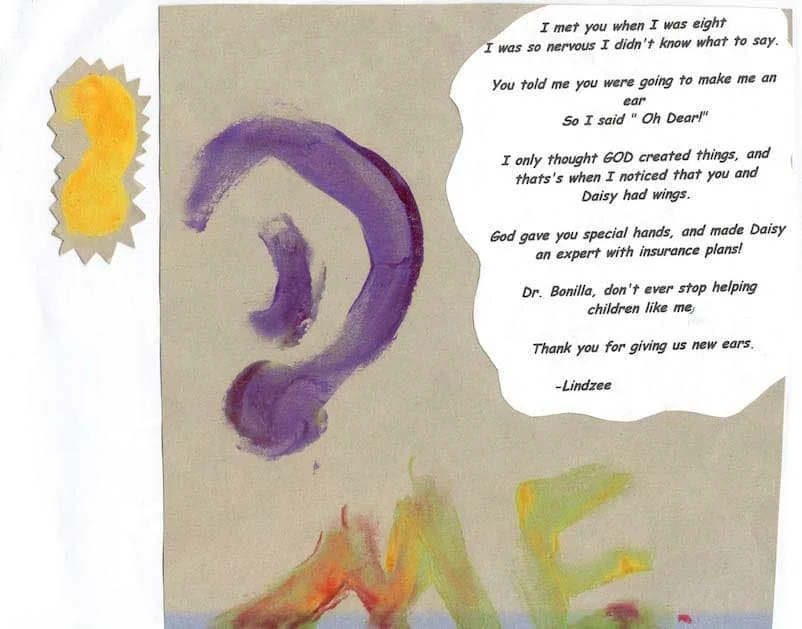 Obra de técnica mixta de Lindzee, con una oreja pintada de morado junto a un poema mecanografiado que describe cómo el Dr. Arturo Bonilla y Daisy, integrante de su personal, tienen alas de ángel y fueron enviados por Dios para darles nuevas orejas a los niños: un regalo poético y pictórico de agradecimiento de un paciente agradecido que se sometió a cirugía de microtia