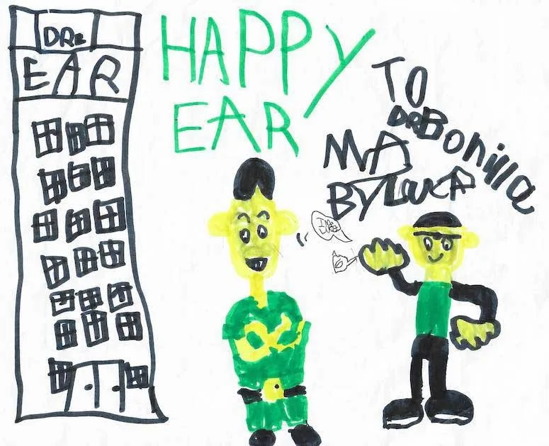 Dibujo colorido con marcadores de Luca, con dos figuras amarillas de caricatura, un edificio alto rotulado «Dr. OREJA» y las palabras «FELIZ OREJA PARA EL Dr. Bonilla»: un regalo alegre e inventivo al Dr. Arturo Bonilla que celebra una reconstrucción de oreja por microtia exitosa