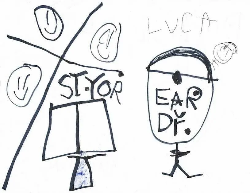 Dibujo infantil de Luca con trazos gruesos de marcador negro, que muestra dos figuras de palitos, una rodeada de orejas dibujadas y rotulada SI-YOR, y otra rotulada LUCA, con «DOCTOR DE OREJAS» escrito en el dibujo: un homenaje divertido al Dr. Arturo Bonilla que celebra la cirugía de reconstrucción de oreja por microtia