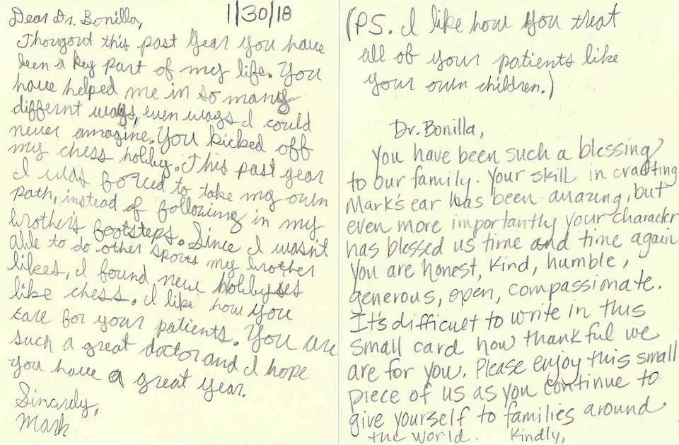 Carta escrita a mano por ambos lados, fechada el 30 de noviembre de 2018, de un paciente llamado Mark y su familia, en la que Mark describe cómo el Dr. Arturo Bonilla inspiró su afición por el ajedrez y su familia elogia su carácter honesto y compasivo durante toda la reconstrucción de oreja por microtia: una carta de agradecimiento profundamente personal al Dr. Arturo Bonilla de un paciente agradecido desde hace muchos años por su cirugía de microtia