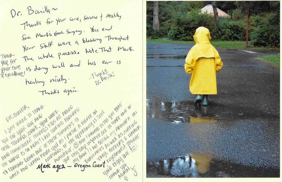 Tarjeta con dos cartas escritas a mano por un paciente llamado Mark y su familia, acompañadas de una fotografía de un niño con un impermeable amarillo en la costa de Oregón, que describe cómo la atención del Dr. Arturo Bonilla inspiró a Mark a dedicarse a la enfermería y crear su propio negocio: noticias de un momento importante de su vida y un regalo de agradecimiento al Dr. Arturo Bonilla de un paciente agradecido desde hace muchos años por su cirugía de microtia