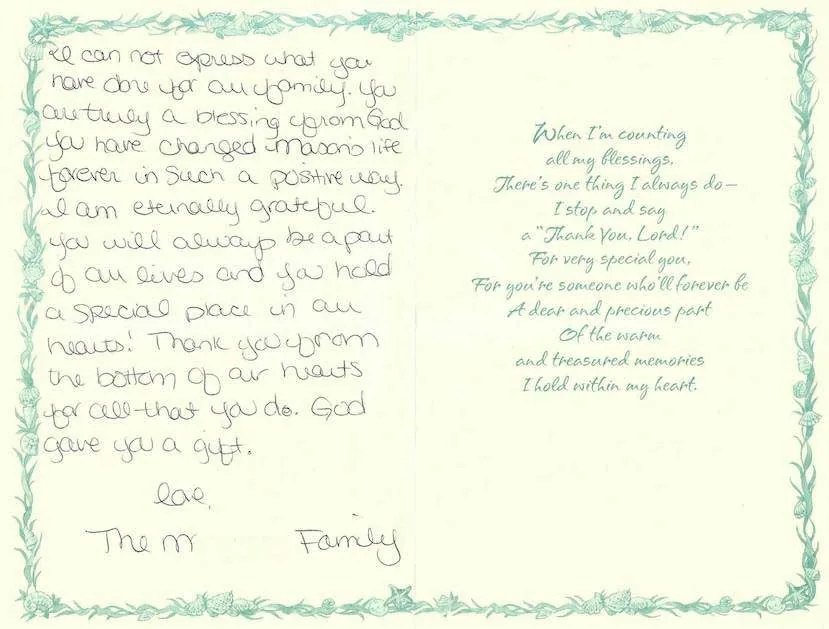 Tarjeta de dos paneles con un borde floral verde azulado de la familia M, con una carta manuscrita emotiva que reconoce al Dr. Arturo Bonilla por cambiar para siempre la vida de su hijo Mason y lo llama una bendición y un regalo de Dios: un homenaje profundamente agradecido de una familia que pasó por la cirugía de microtia
