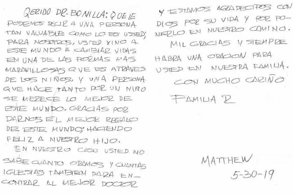Carta de dos páginas escrita a mano en español, fechada el 30 de mayo de 2019, de una familia que firma en nombre de su hijo Matthew, describe cómo buscaron en iglesias y rezaron para encontrar al mejor doctor y expresa que el Dr. Arturo Bonilla llegó para cambiar vidas a través de los niños: un profundo agradecimiento en español al Dr. Arturo Bonilla de una familia agradecida por la cirugía de microtia