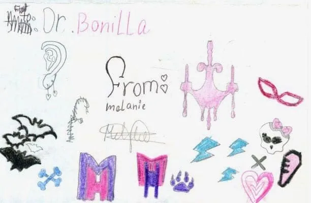 Colección de pequeños dibujos de Melanie, que incluyen una oreja con aretes de corazón, murciélagos, una lámpara de araña rosa y diversas formas y símbolos de colores