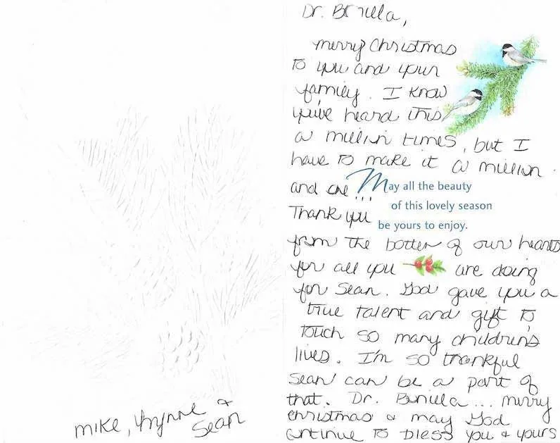Tarjeta navideña de Mike Thynne y Sean, con una ilustración de la naturaleza que muestra pájaros en ramas de pino y una carta manuscrita profundamente emotiva que reconoce el talento del Dr. Arturo Bonilla como un don de Dios por influir en la vida de tantos niños mediante la cirugía de microtia: un conmovedor homenaje navideño de una familia agradecida