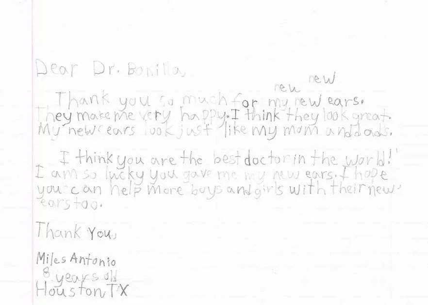 Carta manuscrita de Miles Antonio, de ocho años, de Houston, Texas, que le dice al Dr. Arturo Bonilla que sus nuevas orejas se ven iguales a las de su mamá y su papá, y lo llama el mejor doctor del mundo: una nota conmovedora y orgullosa de un paciente joven que se sometió a cirugía de microtia