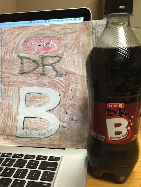 Dibujo infantil de Mya con un gran logotipo de Dr. B inspirado en una marca de refrescos, colocado junto a una botella real de refresco H-E-B Dr. B sobre una computadora portátil