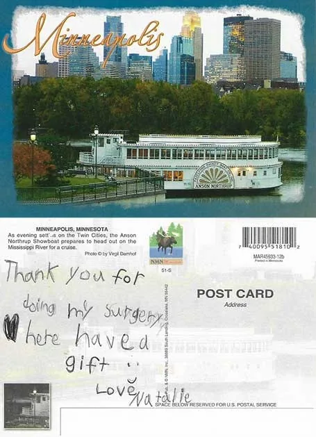 Postal de recuerdo de Minneapolis, Minnesota, que muestra el barco fluvial Anson Northrup en el río Misisipi, con una nota escrita a mano en el reverso de una niña llamada Natalie, que agradece al Dr. Arturo Bonilla su cirugía y la incluye como regalo: un recuerdo único de una paciente agradecida que se sometió a cirugía de microtia