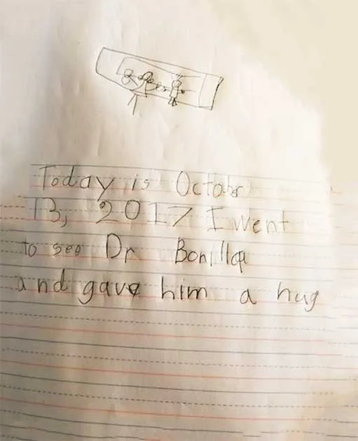 Entrada de diario infantil escrita a mano, fechada el 13 de octubre de 2017, que dice «Fui a ver al Dr. Bonilla y le di un abrazo», ilustrada con un pequeño dibujo a lápiz de un paciente vendado: una tierna nota personal regalada al Dr. Arturo Bonilla por un paciente agradecido que se sometió a cirugía de microtia