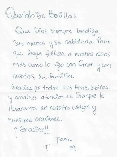 Carta escrita a mano en español de la familia T.M., que pide a Dios que bendiga siempre las manos y la sabiduría del Dr. Arturo Bonilla para que pueda dar alegría a muchos más niños, como lo hizo con su hijo Omar: un homenaje profundamente espiritual y emotivo después de la cirugía de microtia
