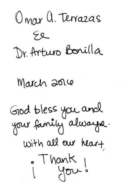 Nota escrita a mano de Omar A. Terrazas al Dr. Arturo Bonilla, fechada en marzo de 2016, que dice «Que Dios lo bendiga a usted y a su familia siempre. Con todo nuestro corazón, gracias»: un sincero y personal mensaje de agradecimiento al Dr. Arturo Bonilla de un paciente agradecido que se sometió a cirugía de microtia y su familia