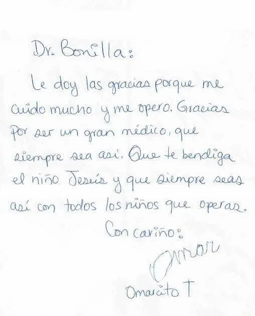 Carta escrita a mano en español de un paciente llamado Omarito T, que agradece al Dr. Arturo Bonilla su atención y cirugía, pide que el Niño Jesús lo bendiga y reza para que siga ayudando a todos los niños a quienes opera: una nota de gratitud llena de fe de un paciente que se sometió a cirugía de microtia