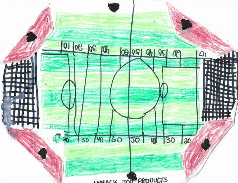 Dibujo detallado de un campo de fútbol americano, cuidadosamente coloreado con crayones y completo con líneas de yardas y zonas de anotación, regalado al Dr. Arturo Bonilla como agradecimiento de un paciente que se sometió a cirugía de microtia y es aficionado a los deportes